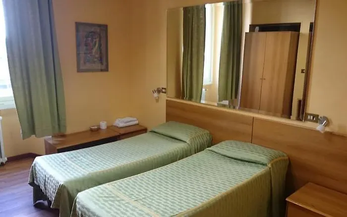 מלון Pavia 3*
