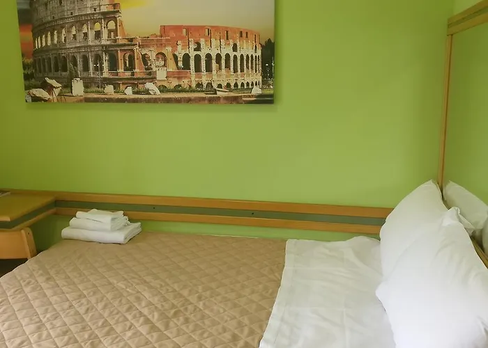 מלון Pavia 3*